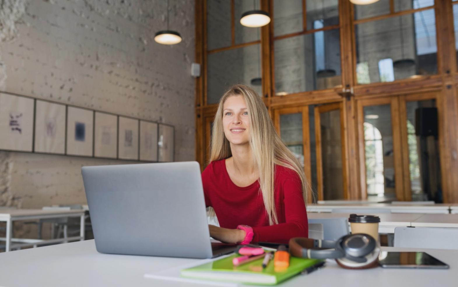 Arbeitsplatz mit Finanzdiagrammen und Notizen