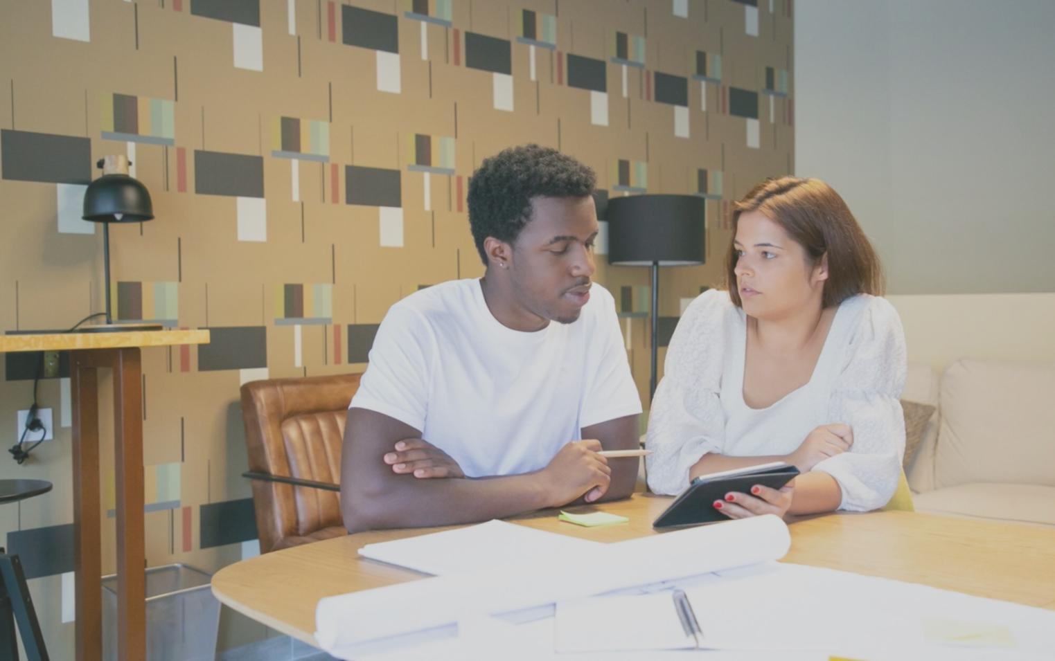 Moderne Büroumgebung mit Teamwork-Setup